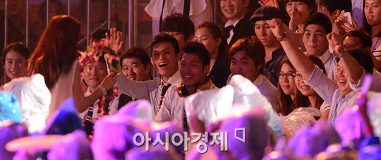 [포토] 다가오는 카라에 환호하는 오진혁, 지켜보는 기보배