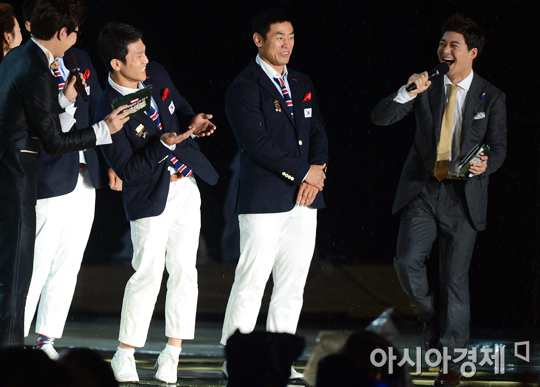 [포토] 전현무 '조준호 댄스가 너무 신나네~'