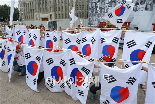 [포토]"오늘은 태극기를 높이 들어주세요"