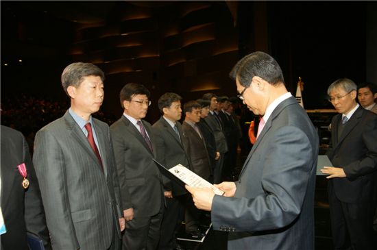 성장현 용산구청장이 지난해 열린 제1회 청렴공무원상 수상자에게 상을 주고 있다.