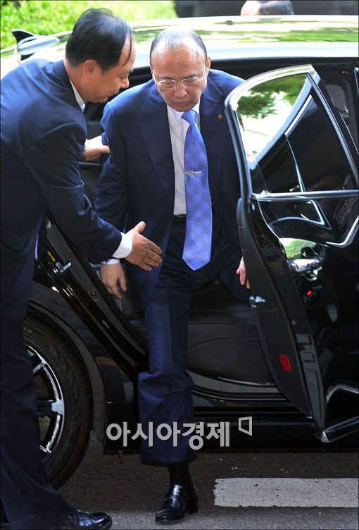 [포토]차에서 내리는 김승연 회장