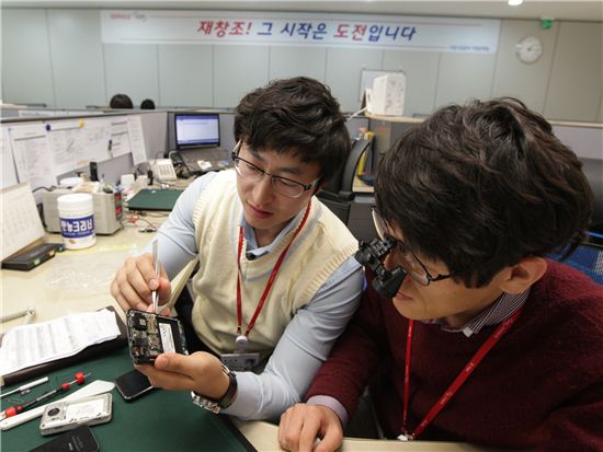 '죽거나 살거나' 중고폰 운명 쥔 휴대폰 감정사