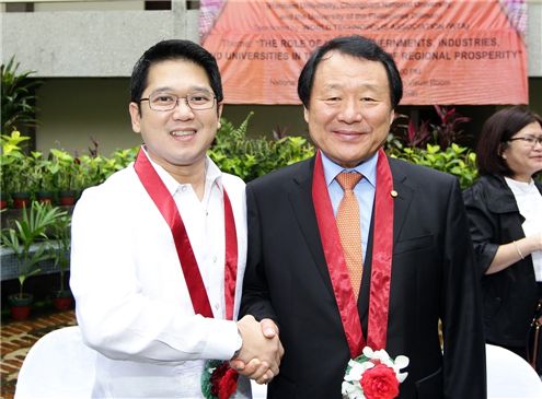 염홍철(오른쪽) 대전시장이 필리핀 케손시 딜리만국립대 국제컨퍼런스 관계자와 악수를 하고 있다.