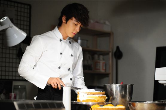 Super Junior's Donghae decorates a cake in a scene for Channel A's "Miss Panda, Mr. Hedgehog" set to air every weekend starting August 18, 2012. [YTree Media]