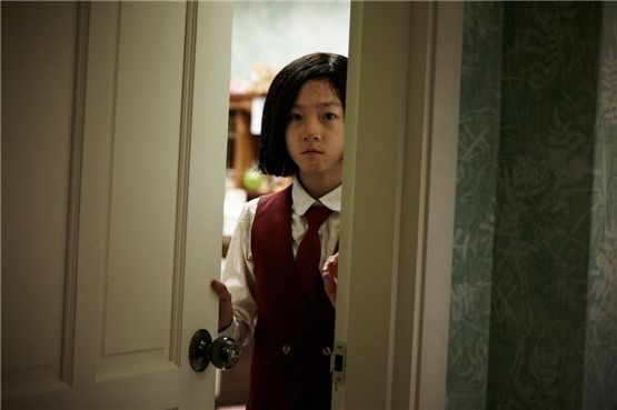 Teenage actress Kim Sae-ron as the role of Won Yeo-sun act out a scene for the suspense thriller "My Neighbor" set to hit local theaters on August 23, 2012. [Lotte Entertainment]
