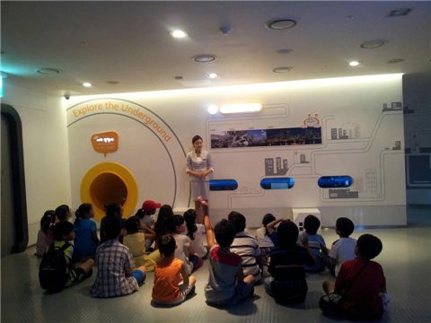 17일 LG 사이언스홀을 찾은 어린이들이 진행요원의 설명을 듣고 있다. 