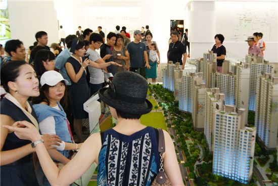 천안 백석2차 아이파크 견본주택에 '구름 관중'