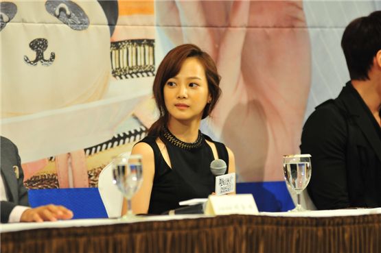 Actress Yoon Seung-a ponders about a question asked by local and international media outlets at the press conference for Channel A's weekend series "Miss Panda, Mr. Hedgehog" held in Seoul, South Korea on August 16, 2012. [YTree Media]