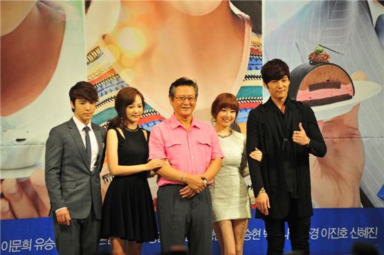Super Junior's Donghae (left), actress Yoon Seung-a (second to left), veteran actor Park Geun-hyung (middle), actress Yoo So-young (second to right) and actor Choi Jin-hyuk (right) pose in front of reporters at the press conference for Channel A's weekend series "Miss Panda, Mr. Hedgehog" held in Seoul, South Korea on August 16, 2012. [YTree Media]