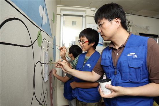 삼성물산 건설부문 임직원은 인천시 연수2동 연수종합사회복지관에서 ‘사랑과 희망의 그림그리기’ 봉사활동을 진행했다.
