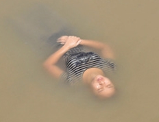 ▲ 하천에서 수면상태로 떠다닌 여성(출처: 온바오닷컴)
