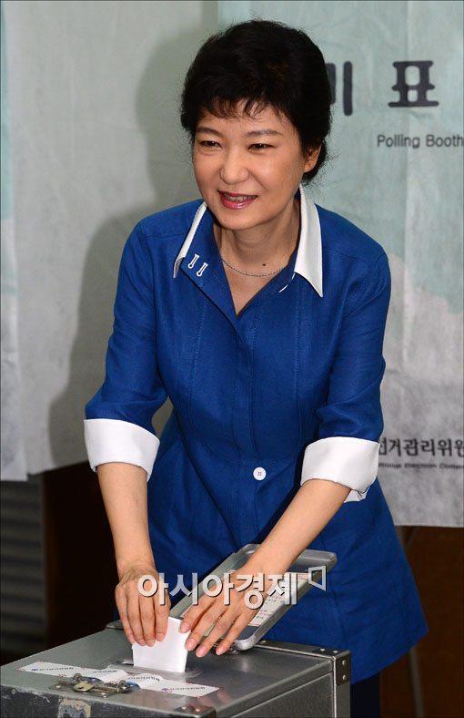 [포토]투표하는 박근혜 후보