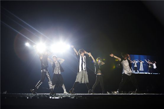 SHINee members Jonghyun (left), Key (second to left), Taemin (middle), EXO-K's SE HUN (second to right) and SHINee's Onew (right) perform "Love like Oxygen" at “SMTOWN LIVE WORLD TOUR III in SEOUL” held at the Jamsil Outdoor Stadium in South Korea on August 18, 2012. [SM Entertainment]