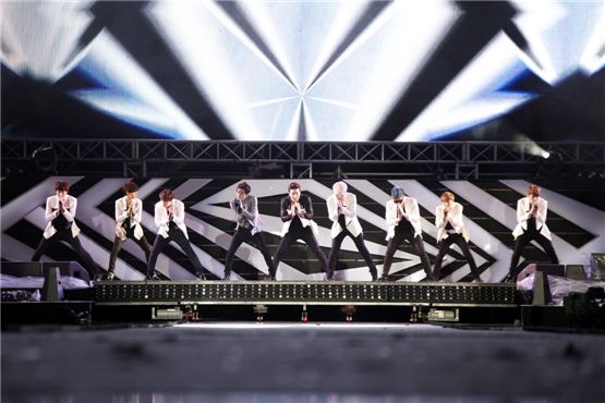Super Junior members Kyuhyun (left), Yesung (second to left), Donghae (third to left), Eunhyuk (fourth to left), Siwon (middle), Sungmin (fourth to right), Shindong (third to right), Leeteuk (second to right) and Ryeowook (right) perform "Sorry Sorry" at “SMTOWN LIVE WORLD TOUR III in SEOUL” held at the Jamsil Outdoor Stadium in South Korea on August 18, 2012. [SM Entertainment]