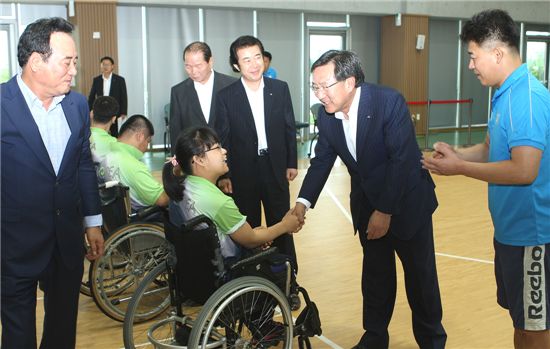 김기문 중소기업중앙회 회장(오른쪽 두 번째)이 영국 런던 하계 패럴림픽에 출전하는 보치아 한국 대표팀 선수와 악수를 나누면서 응원하고 있다.