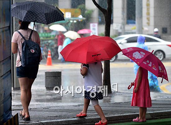 [포토]우산 따라 나란히