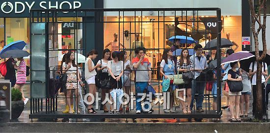 [포토]비 피하는 시민들