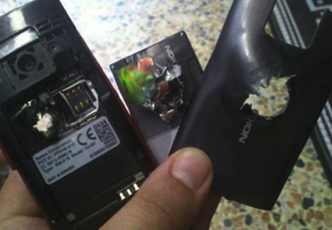 총알 막은 휴대폰…"믿을 수가 없어"