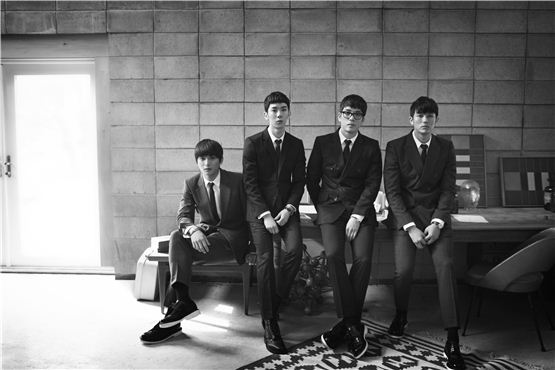 2AM members Jinwoon (left), Jo Kwon (second to left), Changmin (second to right), and Seulong (right) pose for the shooting of their 2012 album "F.Scott Fitzgerald`s Way Of Love," dropped on March 12, 2012. [JYP Entertainment]