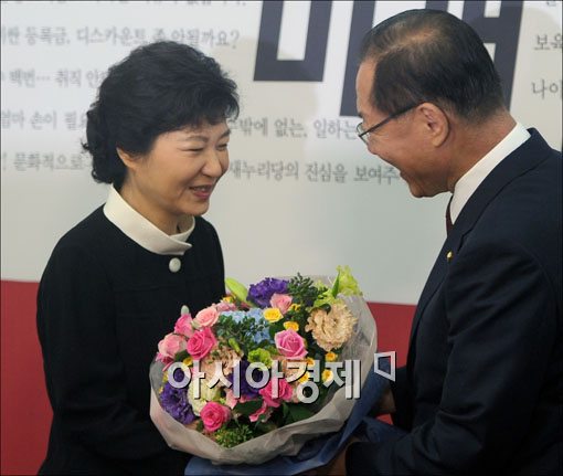 [포토]꽃다발 받는 박근혜 후보