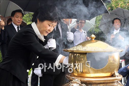 [포토]아버지 묘소 찾은 박근혜 후보