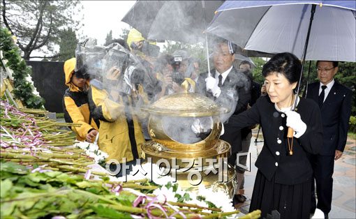 [포토]김대중 묘소 찾은 박근혜 후보