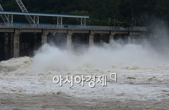 [포토]팔당댐의 거친 물보라