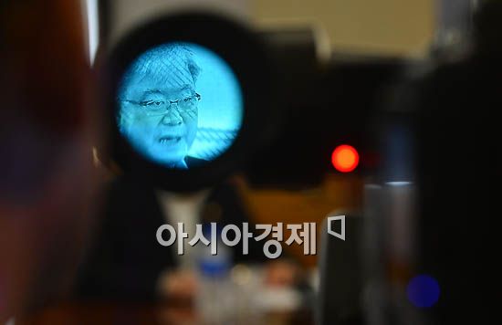 [포토]카메라에 갇힌 김석동