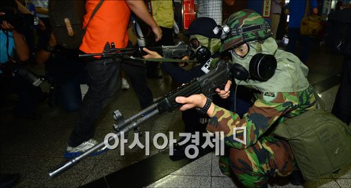 [포토]'지하철을 사수하라'