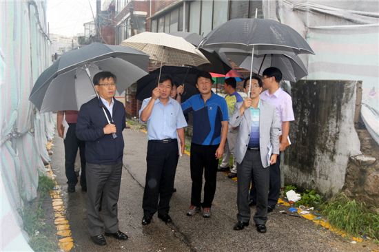 성북구청 간부들 우산 쓰고 위험시설물 점검