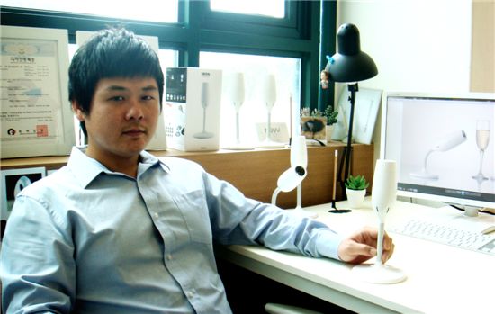 와인잔에 불 밝힌 역발상 조명