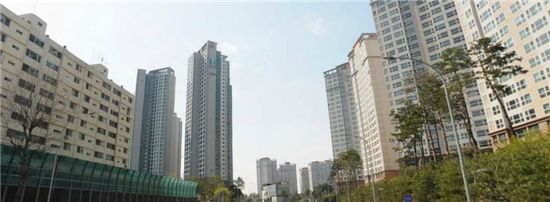 비교적 가계수입이 높은 거주자들이 몰려 있는 강남권 일대 고급아파트촌. /