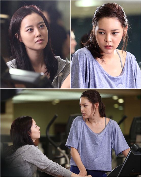 KBS' upcoming drama "Nice Guy" cast members Moon Chae-won (top left) and Park Si-yeon (top right) stare at each other on the shooting set, in photos released by the promoter YTree Media on August 22, 2012. [YTree Media]