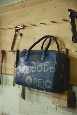심플한 쿠론 재고가방이 캐주얼한 빈티지 가방으로 변신. 가방자체의 느낌을 최대한 살리며 RE;CODE 로고를 크랙있는 불박 프린트로 디자인화해 빈티지한 이미지를 부여했다. 