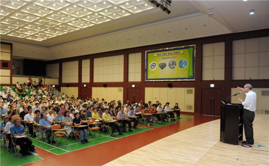 [포토]고은 시인, 동대문구 직원들에게 특강 