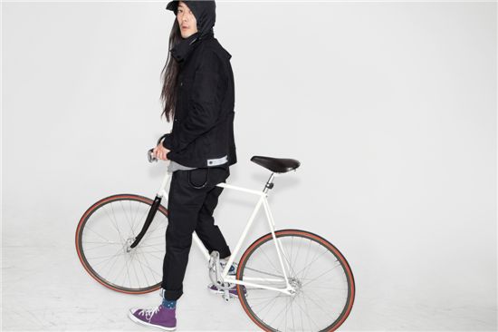패션을 중시한 자전거 전용의류 '리바이스 커뮤터' 를 출시한 리바이스. 