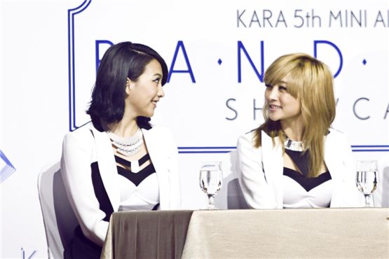 KARA's Kang Ji-young (left) and Nicole (right) smile at each other at a press conference held during their fifth mini-album "PANDORA" showcase held at the Walkerhill Hotel located in Seoul, South Korea on August 22, 2012. [Chae Ki-won/10Asia]