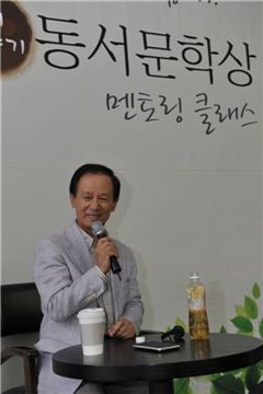 ▲동서식품 멘토링 클래스에 참석한 김홍신 작가
