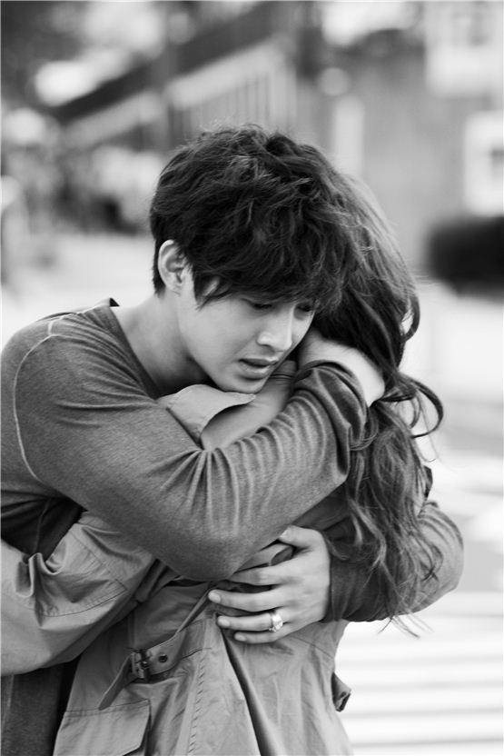 "City Conquest" couple Kim Hyun-joong and Jung Yu-mi embrace each other hard on the set of the drama, in the photo released by Kim's agency KEYEAST on August 23, 2012. [KEYEAST]