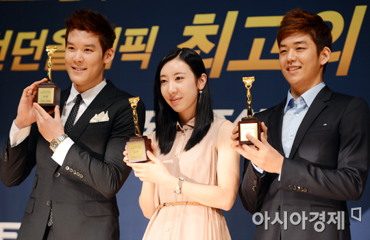 [포토] 박태환-신아람-이용대 '황금 면도기 들고'