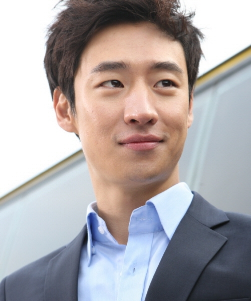 Actor Lee Jae-hoon poses for his profile picture posted on his official website. [Saram Entertainment]