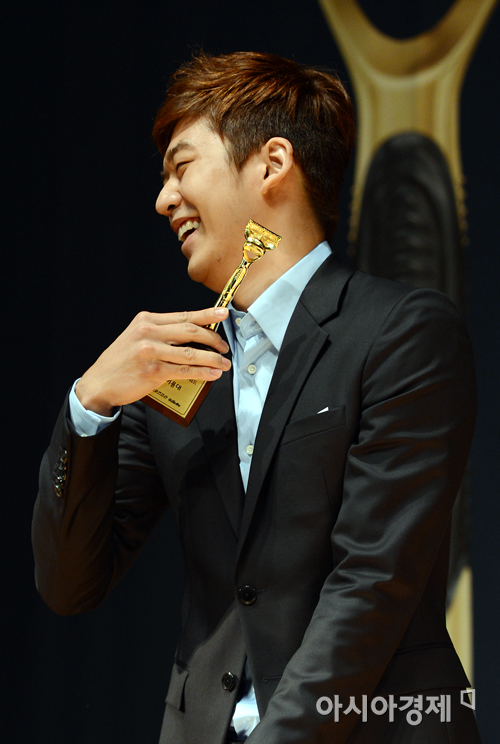 [포토] 이용대 '어색한 면도 세레모니'