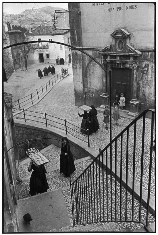 아브루치 산지의 아킬라 마을, 이탈리아 1951 ⓒHenri Cartier-Bresson/Magnum Photos/유로크레온