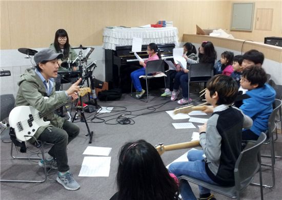 성북구 방과후 돌봄센터 기타 배우기 수업 장면 