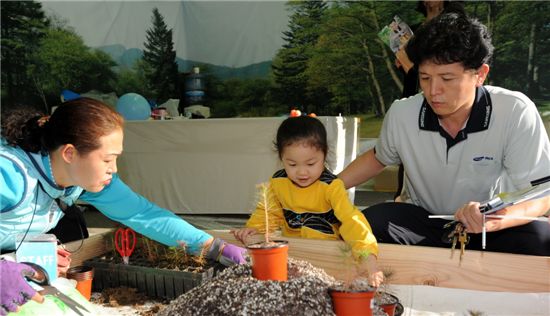 지난해 경남 창원에서 열린 ‘대한민국산림박람회’ 때 참가자 가족이 화분을 만들고 있다.