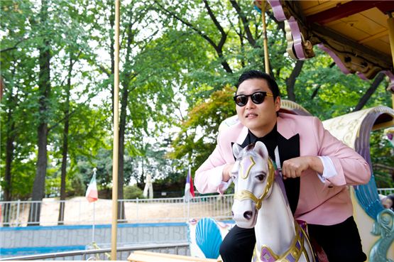 PSY scoops up 1st win on “M! CountDown,” emcee Tony An says good-bye