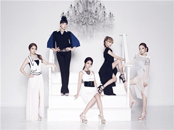KARA members Park Gyu-lee (left), Kang Ji-young (second to left), Han Seung-yeon (center), Nicole (second to right), and Gu Hara (right) pose with grace for their fifth mini-album "PANDORA," rolled out on August 22, 2012. [DSP Entertainment]