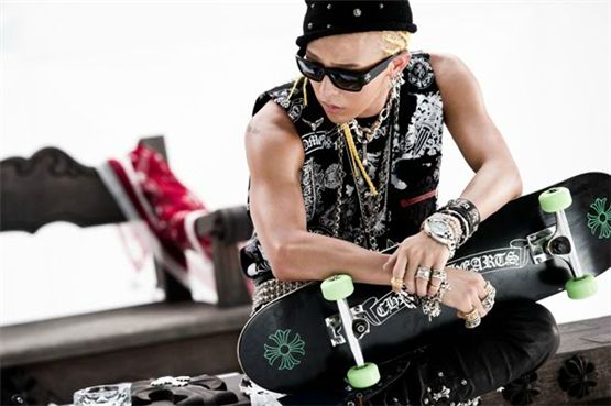 Donned in a black sleeveless shirt and sparkling accessories, Big Bang member G-Dragon holds a skateboard in a photo posted on YG Entertainment's official blog YG LIFE BLOG on August 24, 2012. [YG Entertainment]