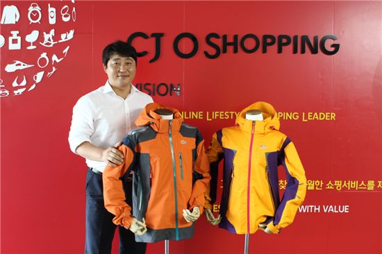▲CJ오쇼핑의 '신기록 제조기' 조일현 상품개발2팀장이 프리미엄 아웃도어 브랜드 '로우알파인'의 올 가을 신상품을 소개하고 있다.