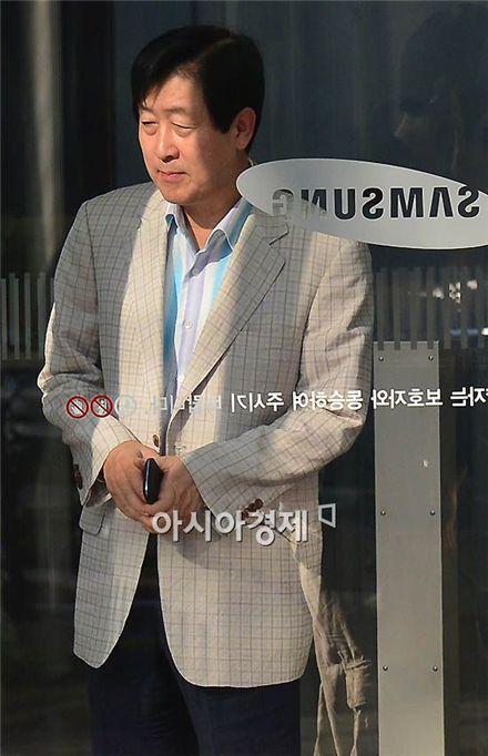 최지성 삼성 미래전략실장(부회장)이 26일 오후 삼성전자 서울 서초 사옥을 나서고 있다.   